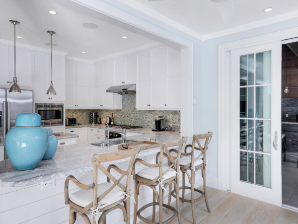 Luxurious Retreat with a Pool in Olde Naples, Steps from the Beach